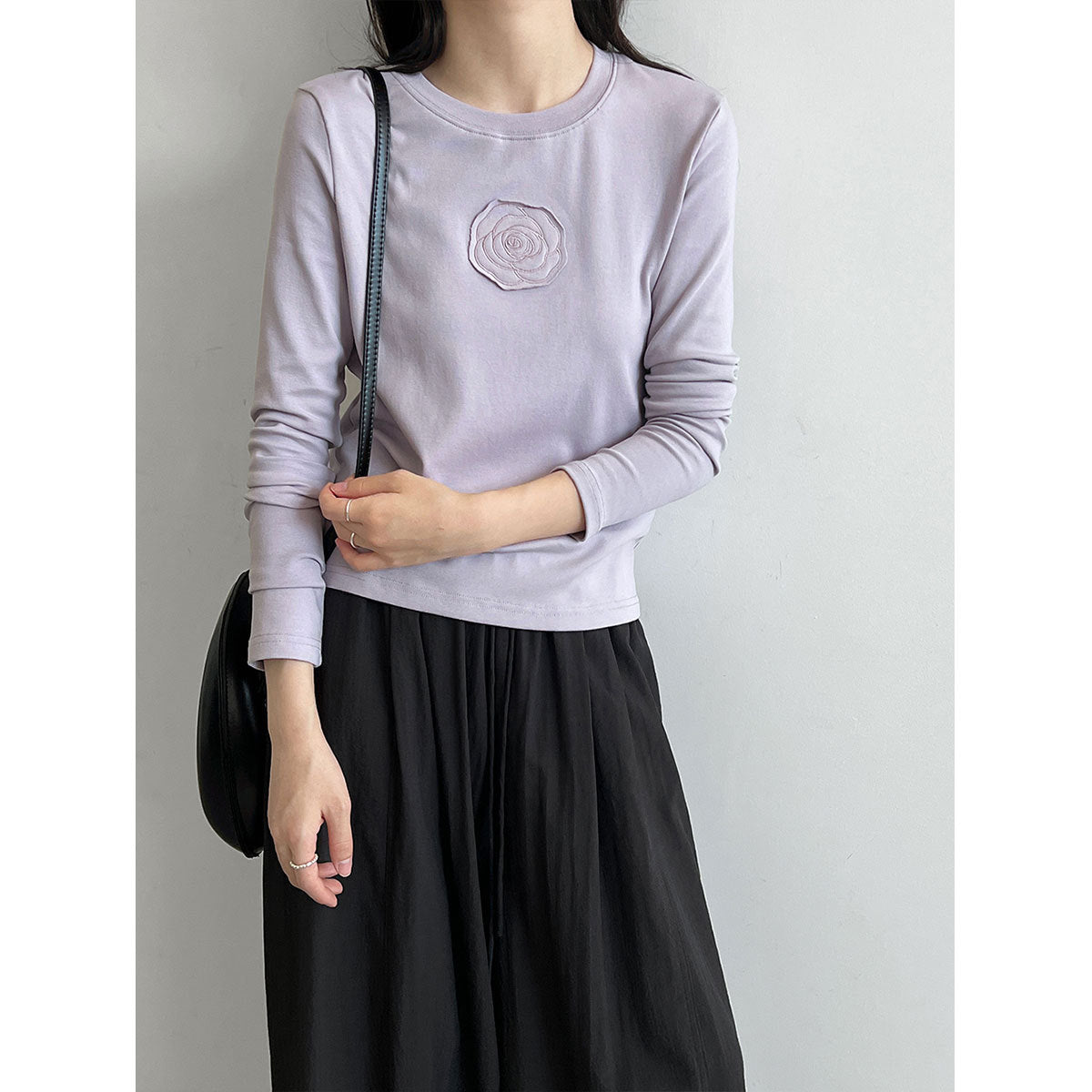 Classic Round Neck Regular Shoulder Basic Top Long Sleeve T-Shirt with Chest Applique, Versatile and Stylish