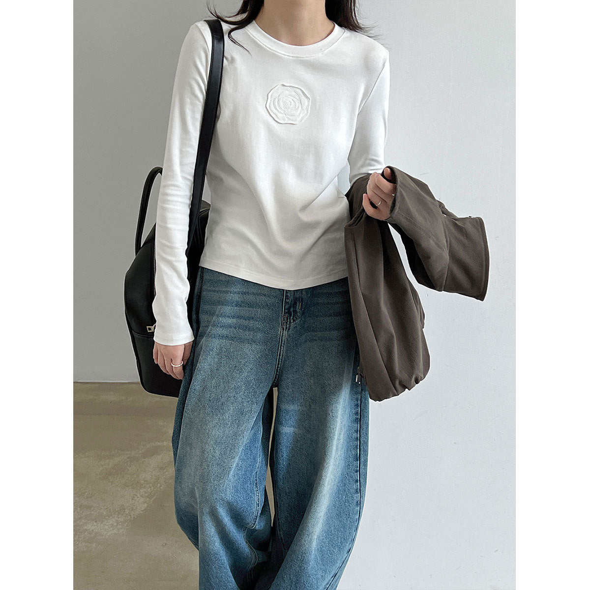 Classic Round Neck Regular Shoulder Basic Top Long Sleeve T-Shirt with Chest Applique, Versatile and Stylish