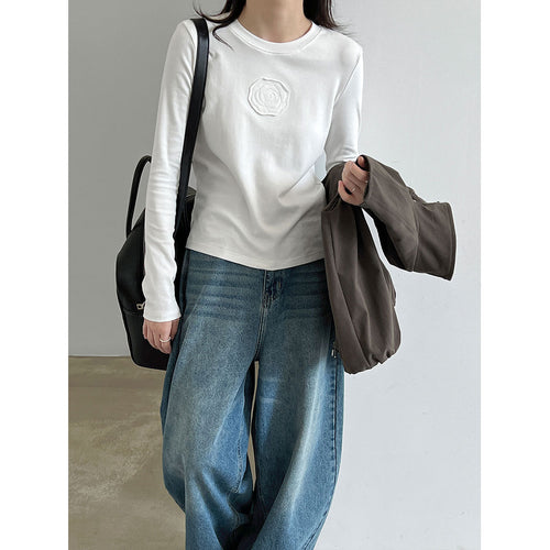 Classic Round Neck Regular Shoulder Basic Top Long Sleeve T-Shirt with Chest Applique, Versatile and Stylish